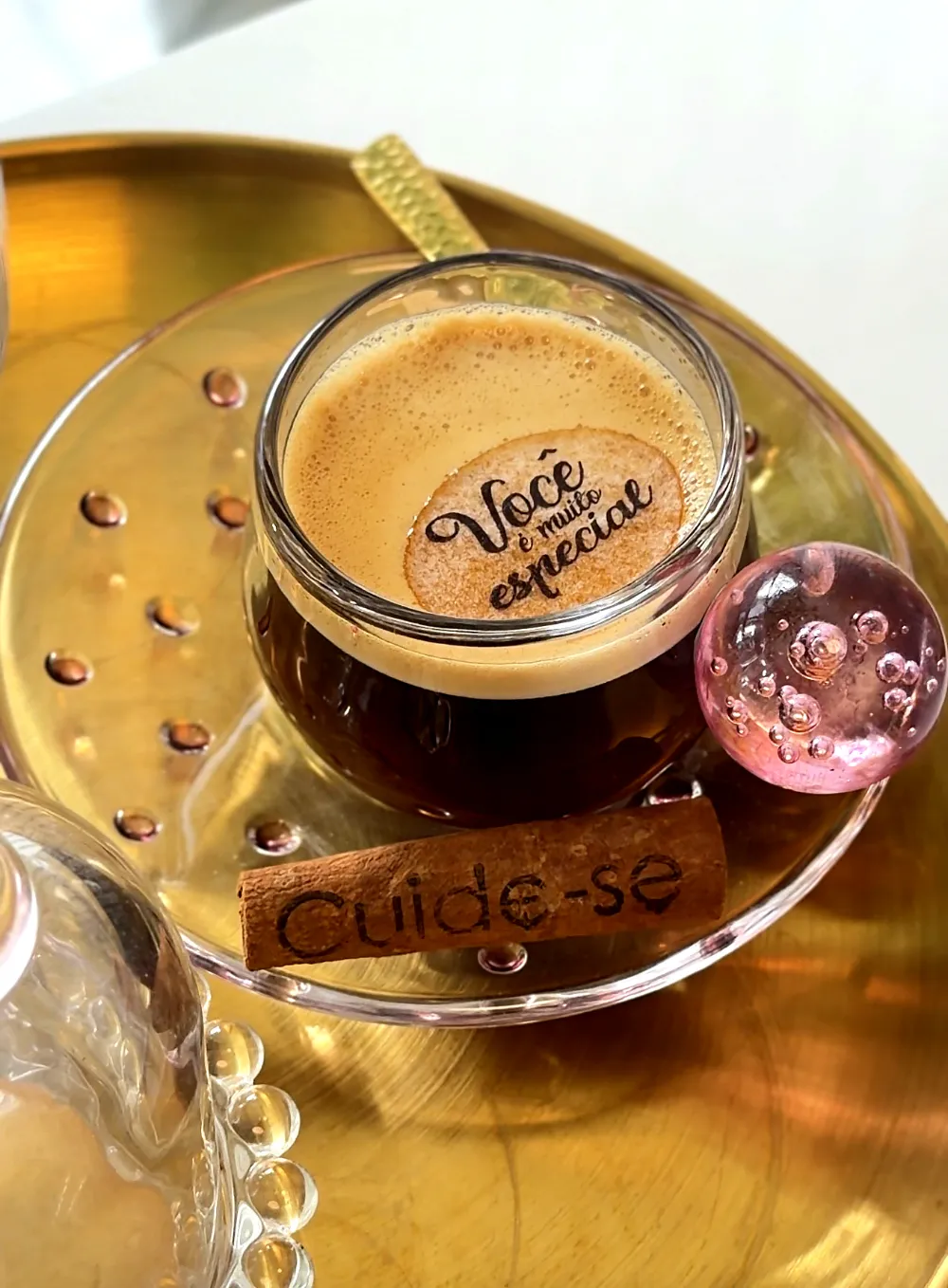 Café servido às pacientes com a mensagem Cuide-se